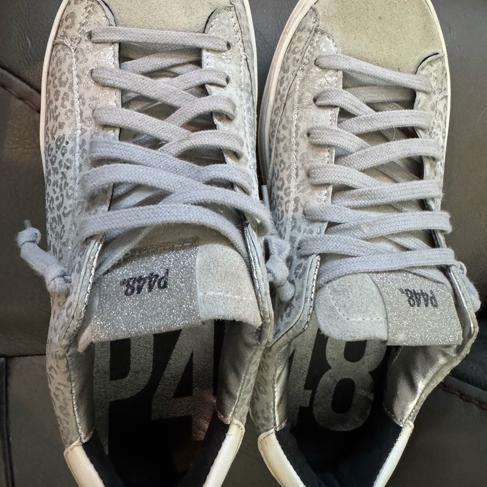 P448 Silver and Gray Patterned Sneakers